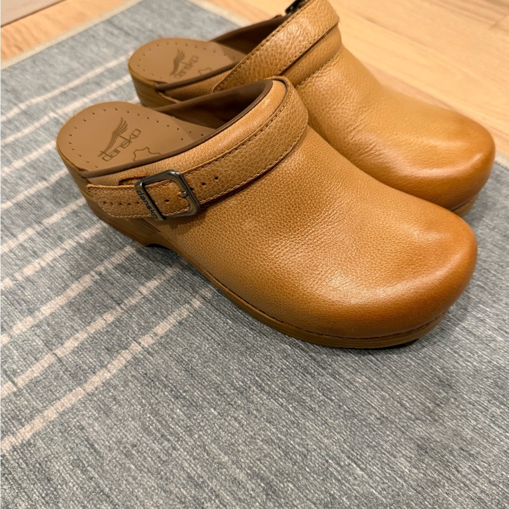 Dansko Ingrid Women's Tan Leather Clogs - Picture 6 of 7